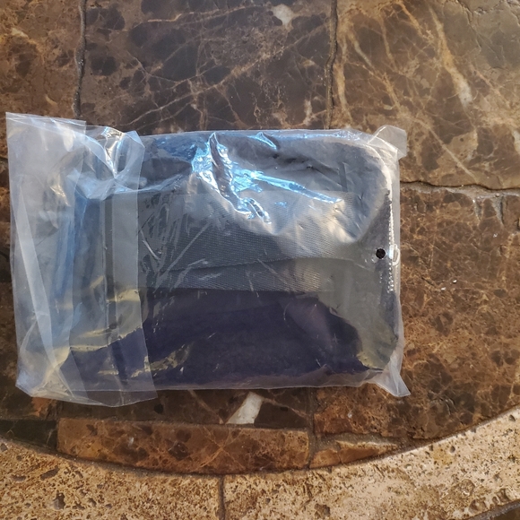 Lululemon Athletica Everywhere Belt Bag, Black Sherpa , 7.5 x 5 x 2 inches NWT - Picture 3 of 3